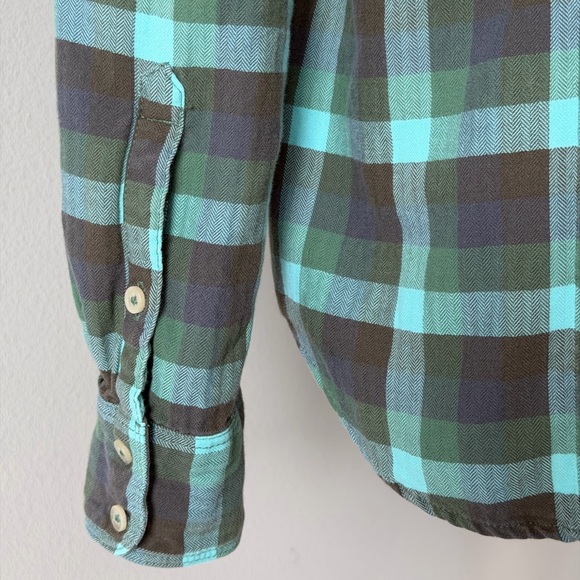 The North Face Women’s Fitted Plaid Cotton Roll-Tab Button Down Shirt - Picture 6 of 16